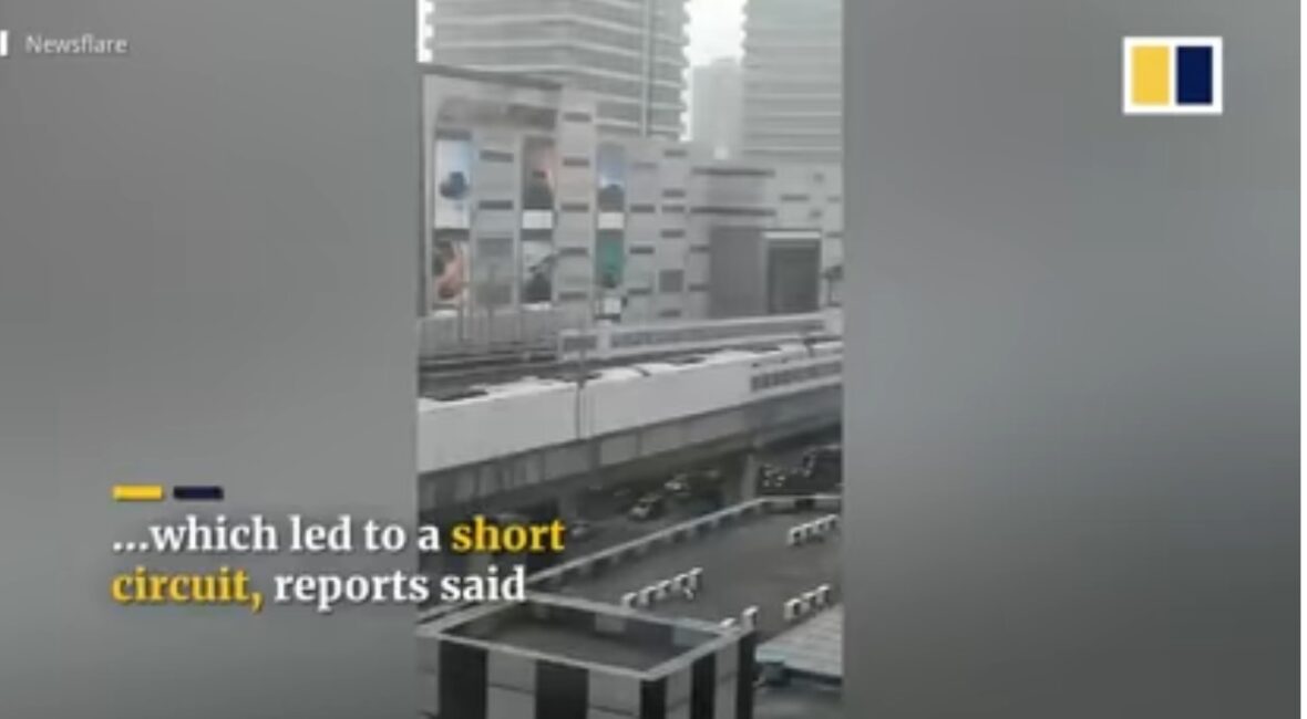 Sparks burst from train in Shanghai  上海列车火花四溅
